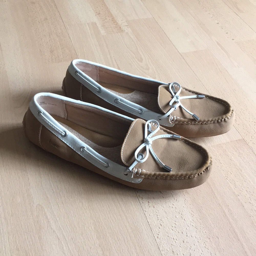 🔵B.o.c NWOT tan and white loafers